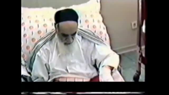 نماز امام خمینی رحمه الله علیه در بیمارستان