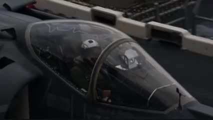 فرود و برخاست حنگنده های AV-8B Harrier II بر روی ناو