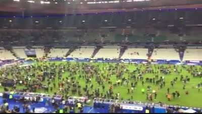 تجمع تماشاگران بازی فرانسه المان در وسط زمین