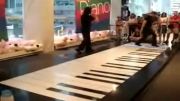 پیانو غول پیکر