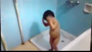 رقص بچه ایرانی در حمام