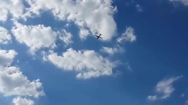 پرش با چتر نجات خلبان از هواپیمای آتش گرفته