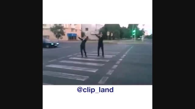 رقص پلیسا تو خیابون ...