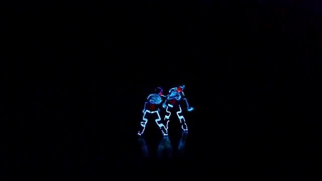 رقص معرکه تو تاریکی.خیلی جالبه!