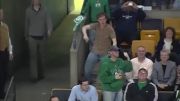 رقص و خوانندگی جالب تماشاگر فوتبال در استادیوم