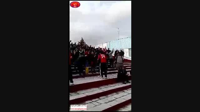 تشویق هواداران نساجی در ورزشگاه صنایع دفاع تهران