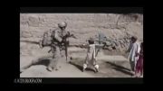 رقص پسر بچه افغانی با سرباز امریکایی