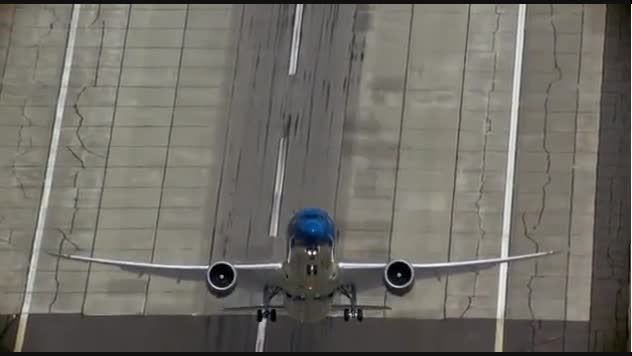 بلندشدن هواپیمای بوئینگ 787 بصورت عمودی از باند!!!