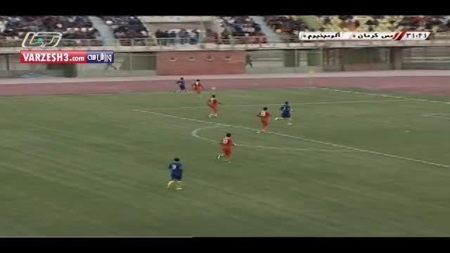 درگیری بازیکن الومینیوم با پرچم کرنر در بازی با مس کرما