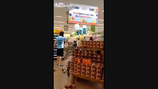 زن دیوانه و سوپرمارکت
