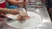 ساخت بستنی فوری در یک بستنی فروشی خیابانی
