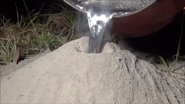 ریختن آلمینیوم داغ درون خانه ی مورچه ها