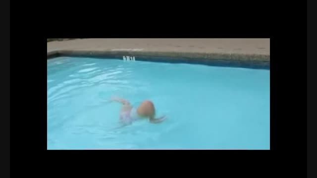 کودک دو ساله ای که بخوبی یک شناگر  واقعی شنا میکند!!