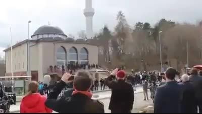تعجب مردم از صدای اذان از مسجد نو ساخته در اروپا