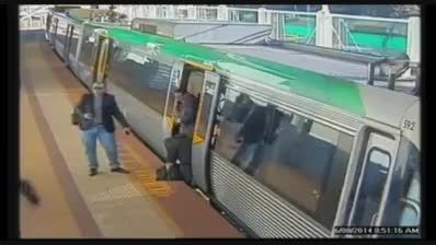 نجات مسافر مترو توسط مردم