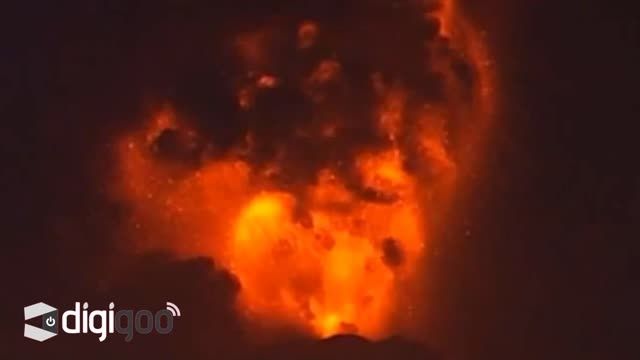 شکار لحظه ی فوران آتشفشان در کشور شیلی هنگام شب