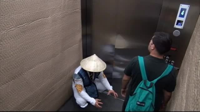 دوربین مخفی مورتال کامبت در آسانسور
