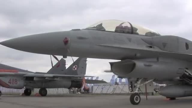رقابت دیدنی بین جنگنده های F-16 و MiG-29