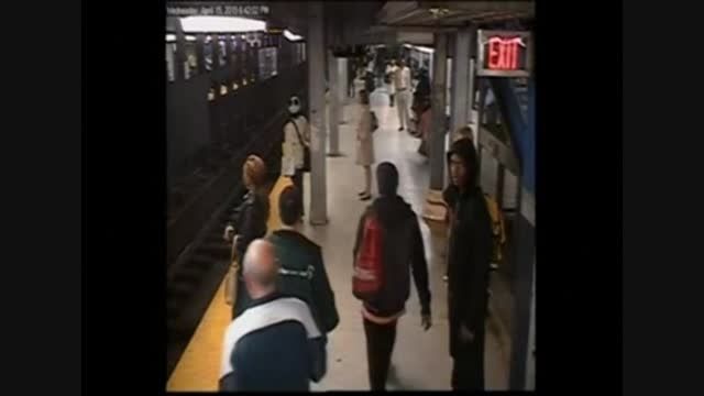 لحظه سقوط مردی به داخل خط مترو