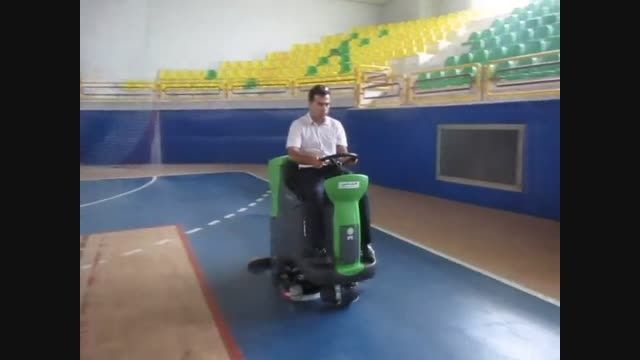 نظافت سالن ورزشی با اسکرابرصنعتی شارژی سرنشین دار CT110