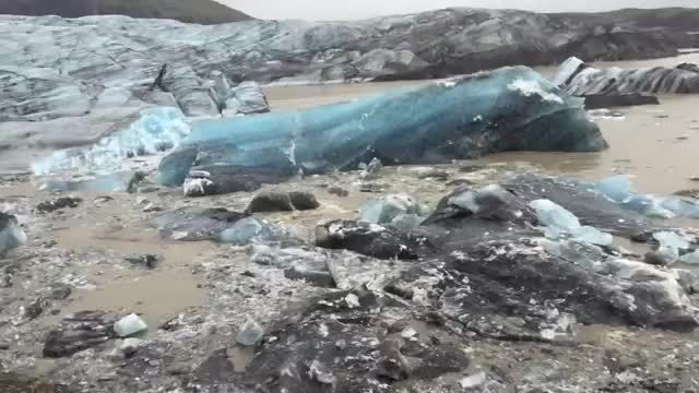 حرکت یخچالهای یخی در کوهستان و شکستن صخره ها