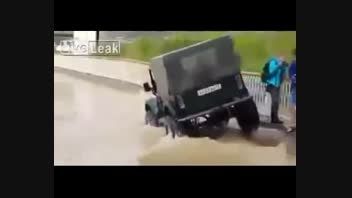 ماجراجویی خنده دار یک راننده در باران