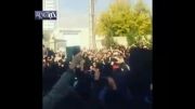 همخوانی مردم به یاد مرتضی پاشایی در مقابل بیمارستان