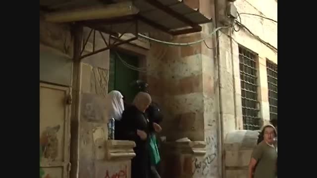 حمله سربازان اسرایلی به یه زن فلسطینی!!!!