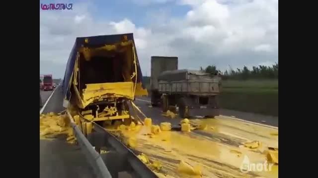 تصادف جاده ای به رنگ زرد_کامیون حمل بار+فیلم ویدیو کلیپ