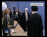 اهدا جفیه امام خامنه ای به دست اندرکاران انتخابات