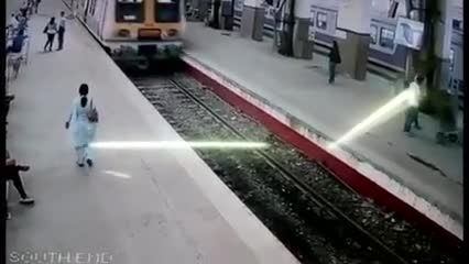 لحظه خارج شدن قطار از ریل!!