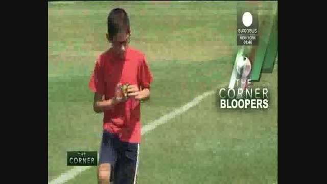 روپایی با توپ فوتبال هنگام چیدن مکعب روبیک