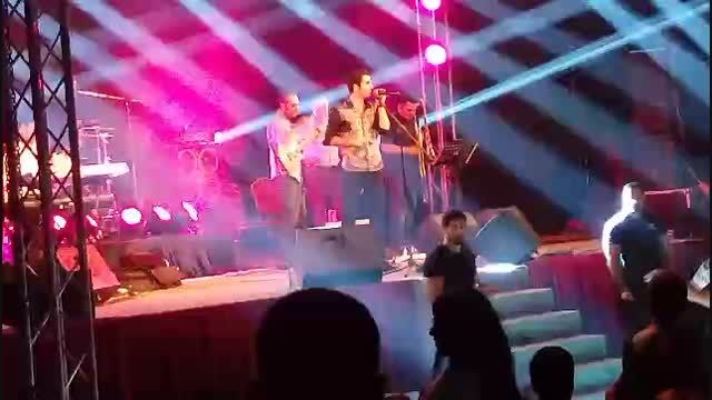 اجرای آهنگ اینجا جای تو نیست از محسن یگانه در دبی
