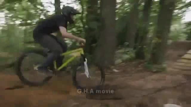 زمین خوردن دوچرخه سوار