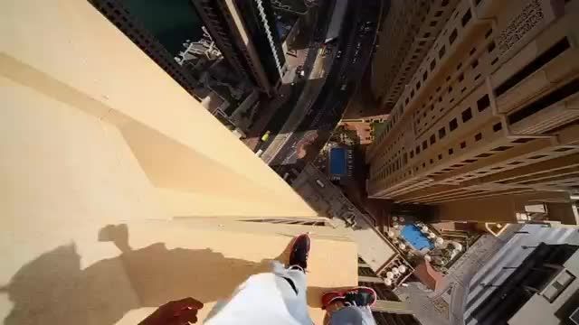پریدن از روی یکی از برجها در دبی که واقعا با حاله