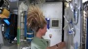 فضانوردان چگونه موهای خود را در فضا می شویند؟