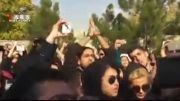 تجمع مردم بعد از فوت مرتضی پاشایی جلوی درب بیمارستان...