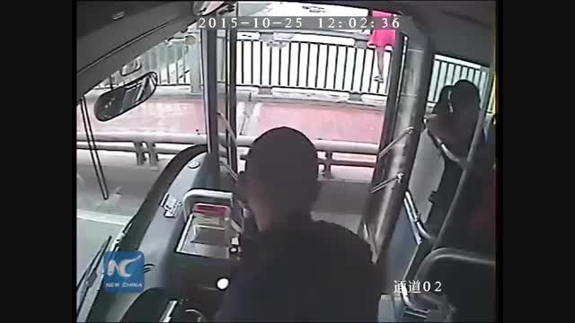 نجات یک زن از خودکشی توسط راننده اتوبوس