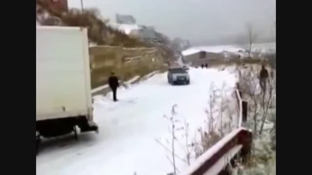 برخورد خودروها به دلیل شیب در جاده برفی!!
