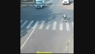 کلیپ جان بدر بردن ی دوچرخه سوار