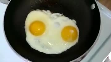 تخم مرغ در حال خندیدن