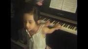 پیانو نوازی عجیب توسط هلیا لشگری 6 ساله