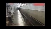 لحظه خودکشی مردی که در سکوی قطار لِه شد