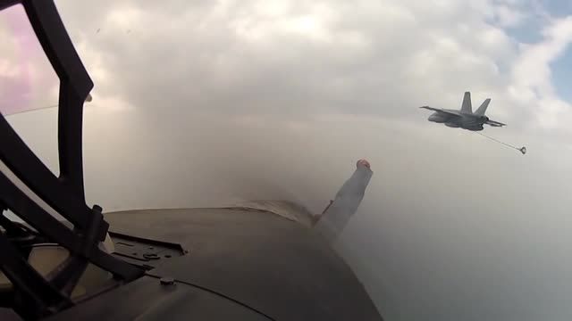 سوخت گیری دو F 18 از همدیگر!