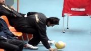هنر نمایی محمدرضا گلزار با توپ در سالن والیبال