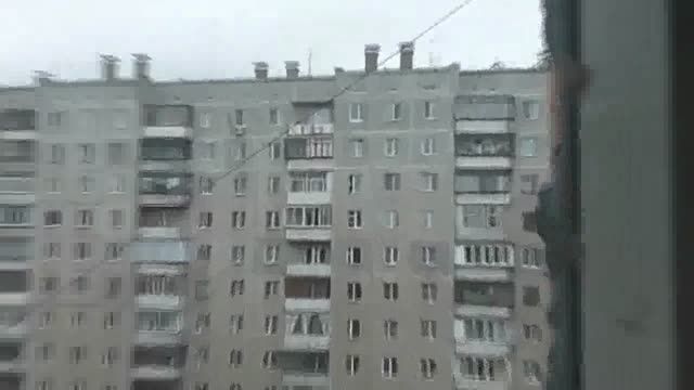 کودک ۲ ساله در لبه پنجره طبقه هشتم یک آپارتمان در روسیه