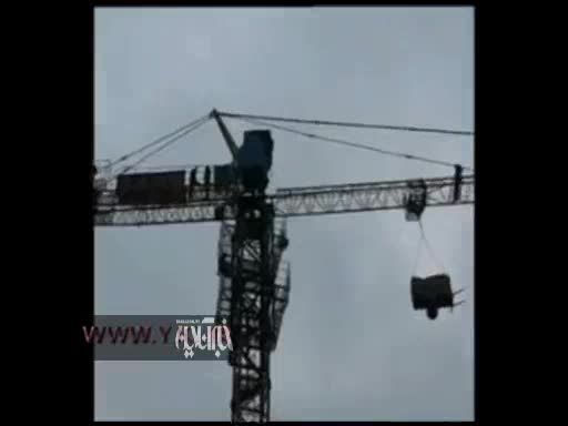 نجات مردی که در ارتفاع 30 متری تشنج کرد!!!!!