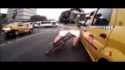 دعوای دوچرخه سوار و راننده تاکسی!!