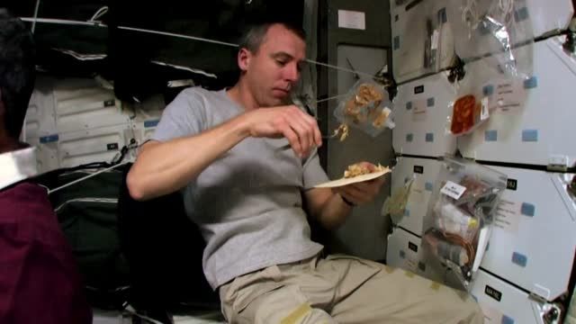 جالب - غذا خوردن در فضا