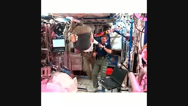 فضانورد ناسا معلق در هوا *_*